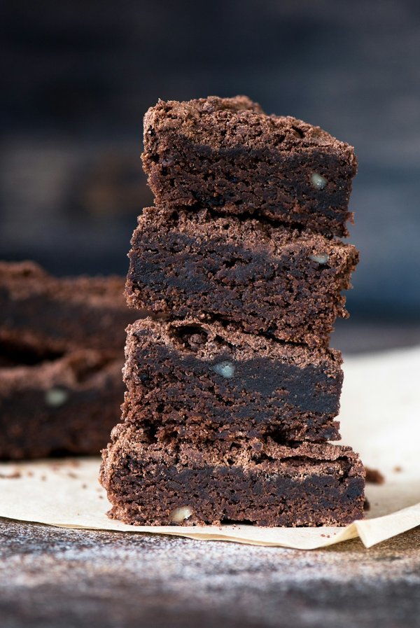 ¿Cuál es la mejor manera de hacer brownies de chocolate fundente?