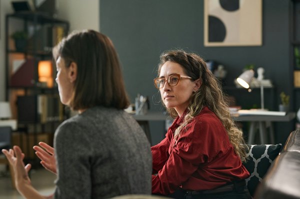 ¿Qué estrategias de comunicación interna son efectivas para mejorar la moral del equipo?