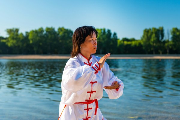 ¿Cuáles son los beneficios de practicar Tai Chi para el equilibrio y la coordinación?