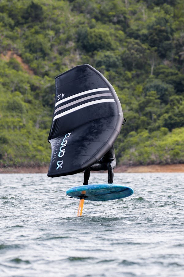 Equipos wingfoil de alto rendimiento: calidad y versatilidad